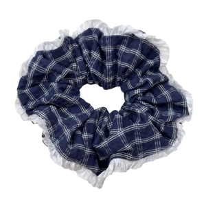 Süßes Karo-Haargummi in Blau und Weiß mit zartem weißem Rüschenrand im Preppy-Stil