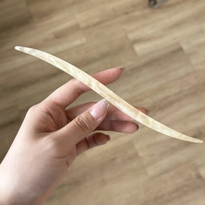 Dettaglio della forcina in acetato con logo France Handmade su trama avorio marmorizzato
