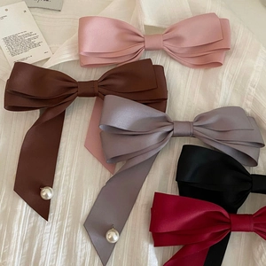 Barrettes élégantes avec nœuds en satin et perles en plusieurs coloris assortis