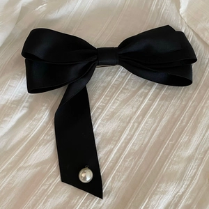 Pince à cheveux élégante en satin noir avec longs rubans et pendentif en perle