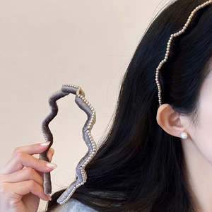 Vintage Wavy Artificial Pearl Velvet Headband For Women Elegant Zigzag Flocking Hair Band Fashion Non Slip Headwear Party Accessories