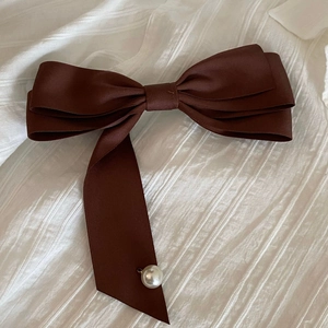 Barrette à nœud en satin marron foncé de style français ornée d'une perle blanche élégante