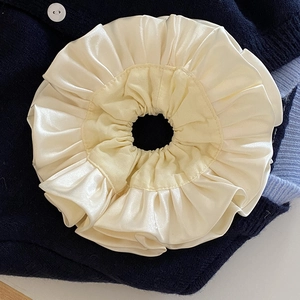Elegante elastico per capelli oversize in raso bianco crema con trama a strati