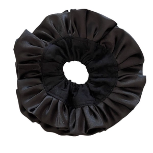 Elegante elastico per capelli grande in raso nero con morbide pieghe a volant da donna