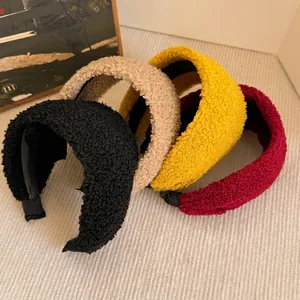 Serre-têtes en laine d'agneau duveteuse en noir, beige, jaune et rouge foncé