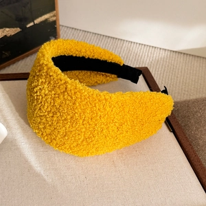 Détail du serre-tête en polaire jaune montrant la texture douce et la doublure antidérapante