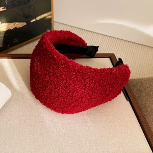 Détail macro du serre-tête rouge en polaire teddy montrant la texture douce et la doublure
