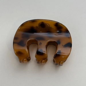 Détail du motif écaille de tortue marron et des grandes dents de la pince à cheveux