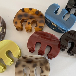 Minimalist vintage M-shaped hair claws in tortoiseshell and morandi colors for women