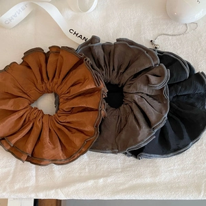 Lot de trois chouchous larges en satin de couleurs noir, taupe et marron foncé