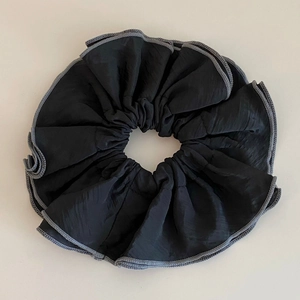 Chouchou en satin noir plissé avec bordure en dentelle pour coiffure balletcore
