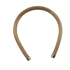 Serre-tête élégant en maille métallique dorée avec un design tissé texturé pour femme