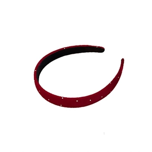 Serre-tête minimaliste en velours rouge foncé avec perles blanches sur fond blanc pur