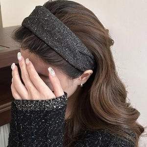 Foldable wide sparkling headband in dark grey with sequins for a stylish autumn look