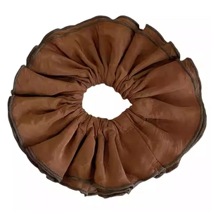 Chouchou élégant en satin marron foncé avec volants superposés et texture soyeuse lisse