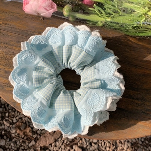 Chouchou en Satin Rayé Bleu Fait à la Main Avec Bordure en Dentelle Brodée de Coeur Grand Élastique en Polyester Accessoires Cheveux