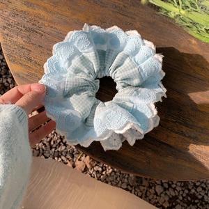 Chouchou à carreaux bleus avec dentelle brodée blanche pour un style balletcore