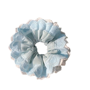 Chouchou à carreaux bleu clair avec dentelle cœur blanche pour coiffures élégantes