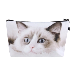 Détail d'une trousse à maquillage blanche avec imprimé chat Ragdoll 3D et fermeture éclair noire