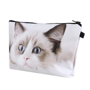 Détail de l'imprimé 3D chat Ragdoll sur une trousse de maquillage blanche avec zip noir