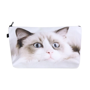 Détail de l'imprimé chat ragdoll 3D sur une trousse de maquillage blanche aux yeux bleus