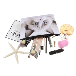 Trousse à maquillage avec imprimé chat 3D, pinceaux, rouge à lèvres et parfum sur fond blanc