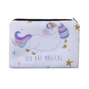 Nahaufnahme der weißen Einhorn-Kosmetiktasche mit 'YOU ARE MAGICAL' Aufdruck und Reißverschluss