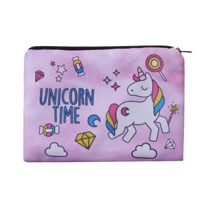 Détail de l'imprimé licorne numérique et des motifs de bonbons sur la trousse de maquillage