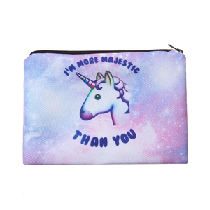 Détail de la trousse de maquillage licorne avec texte I'M MORE MAJESTIC THAN YOU
