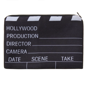 Détail de la trousse de maquillage en toile avec imprimé de clap de cinéma et fermeture