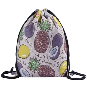 Détail du sac à cordon avec motif de fruits tropicaux et imprimés de noix de coco et d'ananas