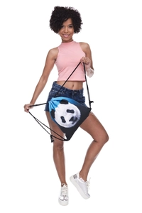 Leichter Kordelzug-Rucksack mit digitalem Pandadruck und blauen Augen auf dem Modell