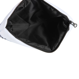 Vue de dessus d'une trousse à maquillage blanche montrant sa doublure intérieure noire