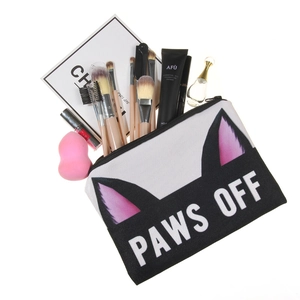 Beauty case in tela con orecchie da gatto, stampa PAWS OFF e spazio per vari cosmetici