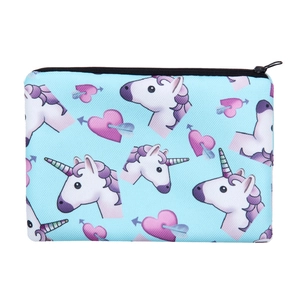Dettaglio della borsa cosmetica azzurra con stampa unicorno e chiusura a zip nera