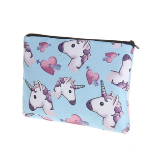 Borsa per cosmetici unicorno azzurro con motivo a cuori viola e chiusura a zip nera