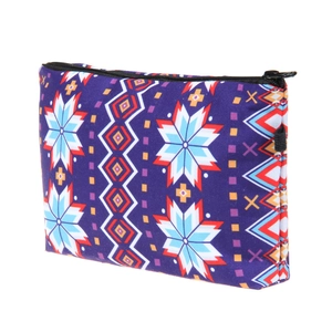 Détail du motif géométrique violet et de la fermeture éclair noire de la pochette