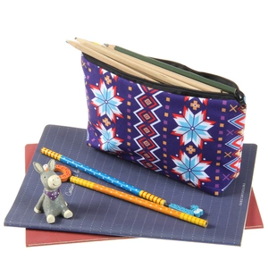 Vue détaillée de la trousse de maquillage violette avec motifs géométriques