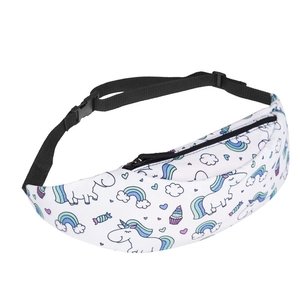 Détail d'un sac banane licorne avec sangle réglable et fermeture par boucle en plastique noir