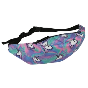 Détail du sac banane à motif licorne avec finition holographique et sangle réglable