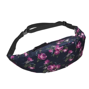 Detailansicht der dunkelblauen Bauchtasche mit rosa Rosen und verstellbarem Gurt