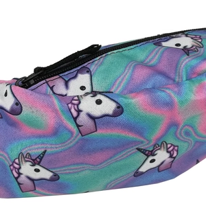 Détail de l'imprimé licorne numérique sur un sac banane de voyage holographique