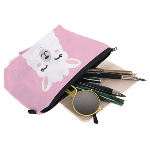 Borsa per cosmetici rosa con stampa alpaca su vassoio in legno con occhiali e cancelleria