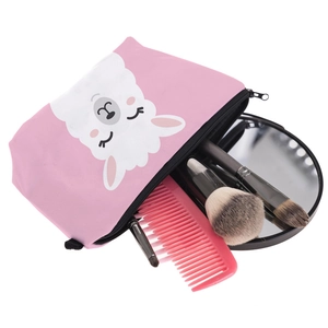 Beauty case rosa con stampa alpaca e cosmetici per organizzazione da viaggio