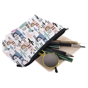 Borsa da trucco bianca con stampa alpaca contenente penne e occhiali da sole