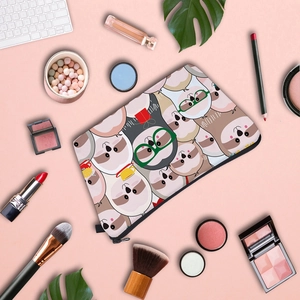 Mise à plat d'une trousse à maquillage imprimé paresseux avec divers accessoires