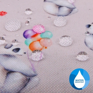 Makroaufnahme von wasserfestem Pandamuster-Stoff mit Wassertropfen auf der Oberfläche