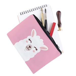 Makroaufnahme der rosa Leinwand Kosmetiktasche mit Alpaka-Print und Siegelwachs-Set