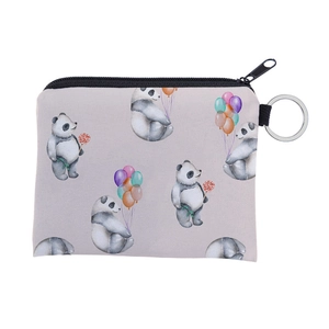 Detailansicht einer wasserfesten Panda-Münztasche mit robustem Metall-Schlüsselanhänger