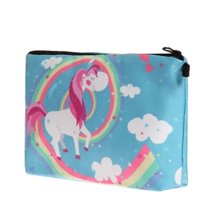 Dettaglio della borsa trucco con unicorno blu e arcobaleno con cerniera e anello da polso